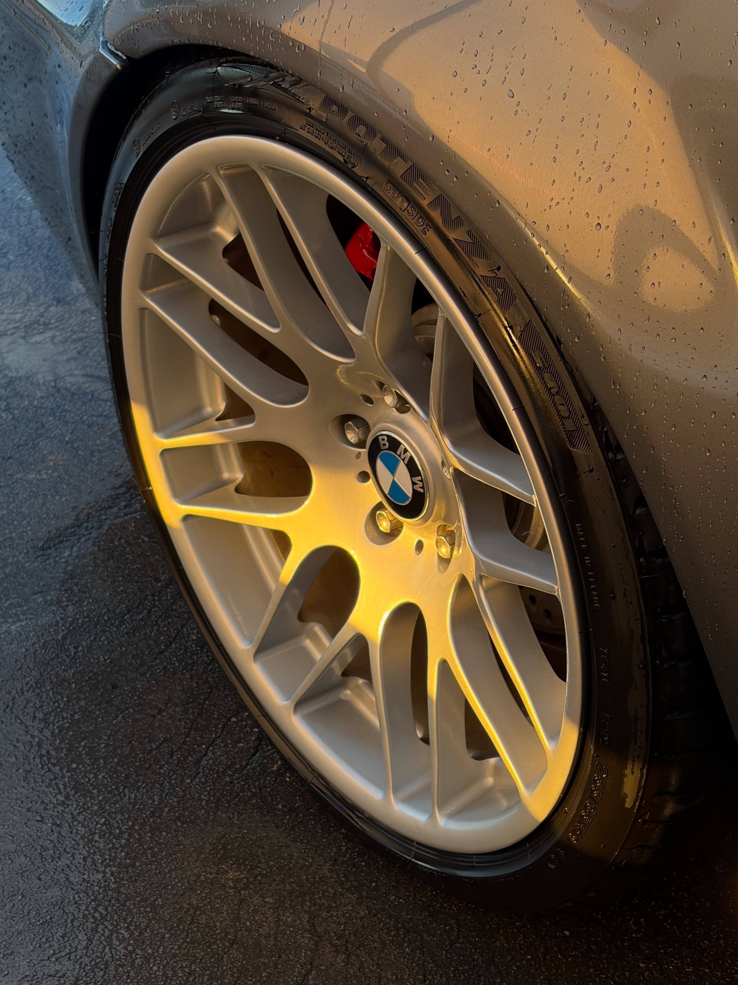 Detalle de una llanta de un BMW M3 E46 durante el trabajo de BTL Detailing