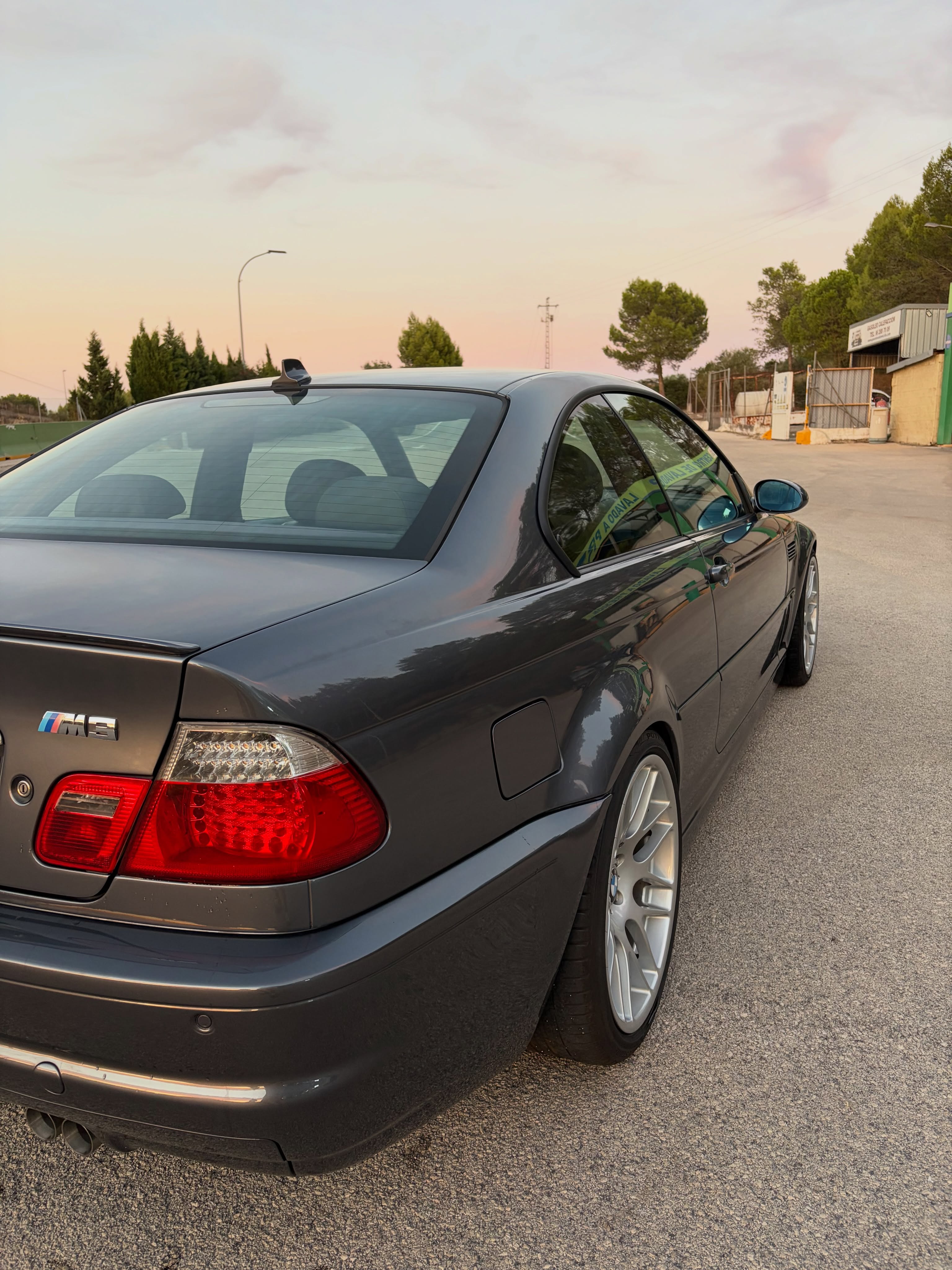 Exterior de un BMW M3 E46 con la pintura y la rueda visibles