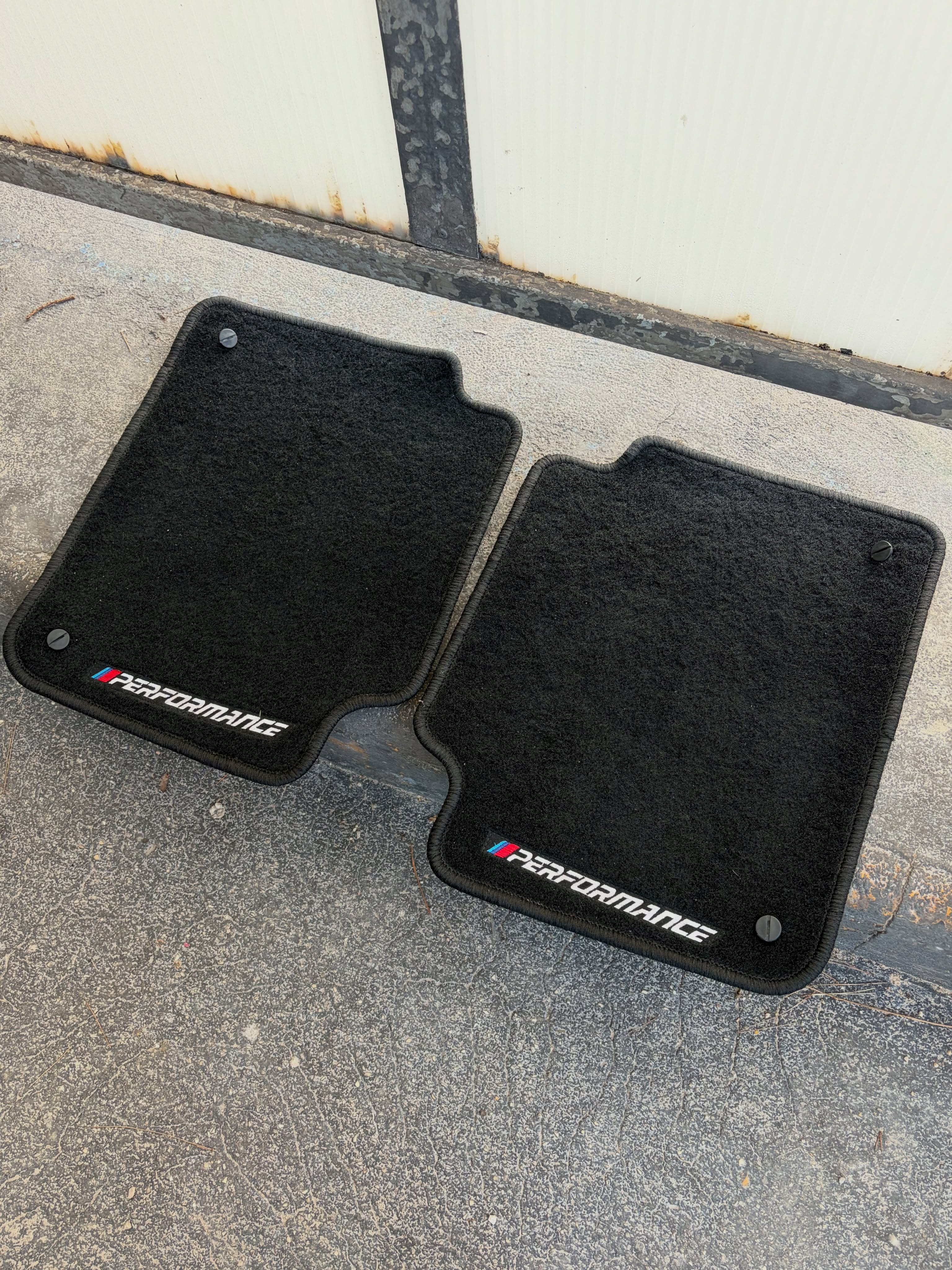 Alfombrillas de un BMW M3 E46 tras el trabajo de BTL Detailing