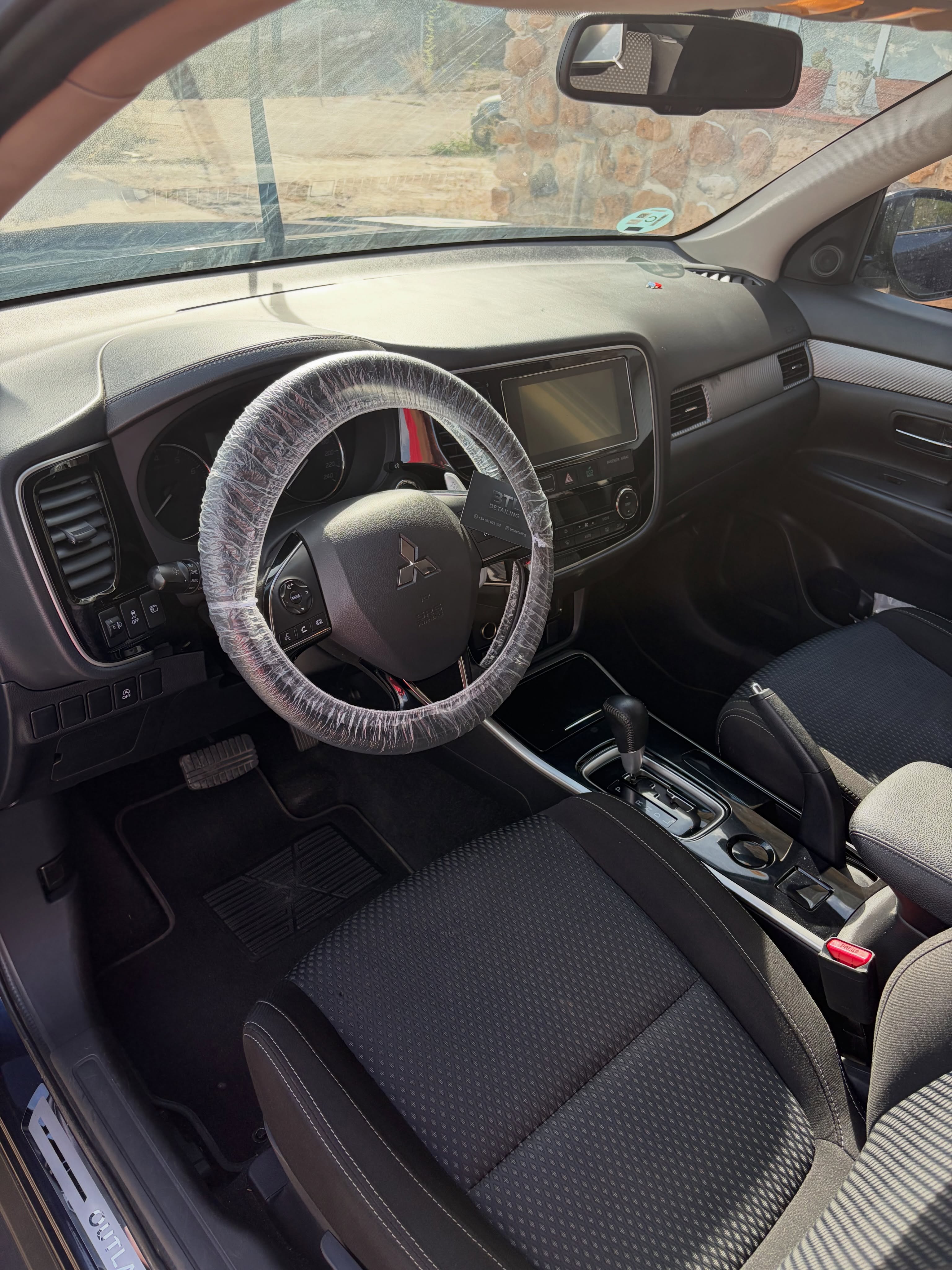 Interior de un Mitsubishi Outlander MK3 durante el trabajo de BTL Detailing