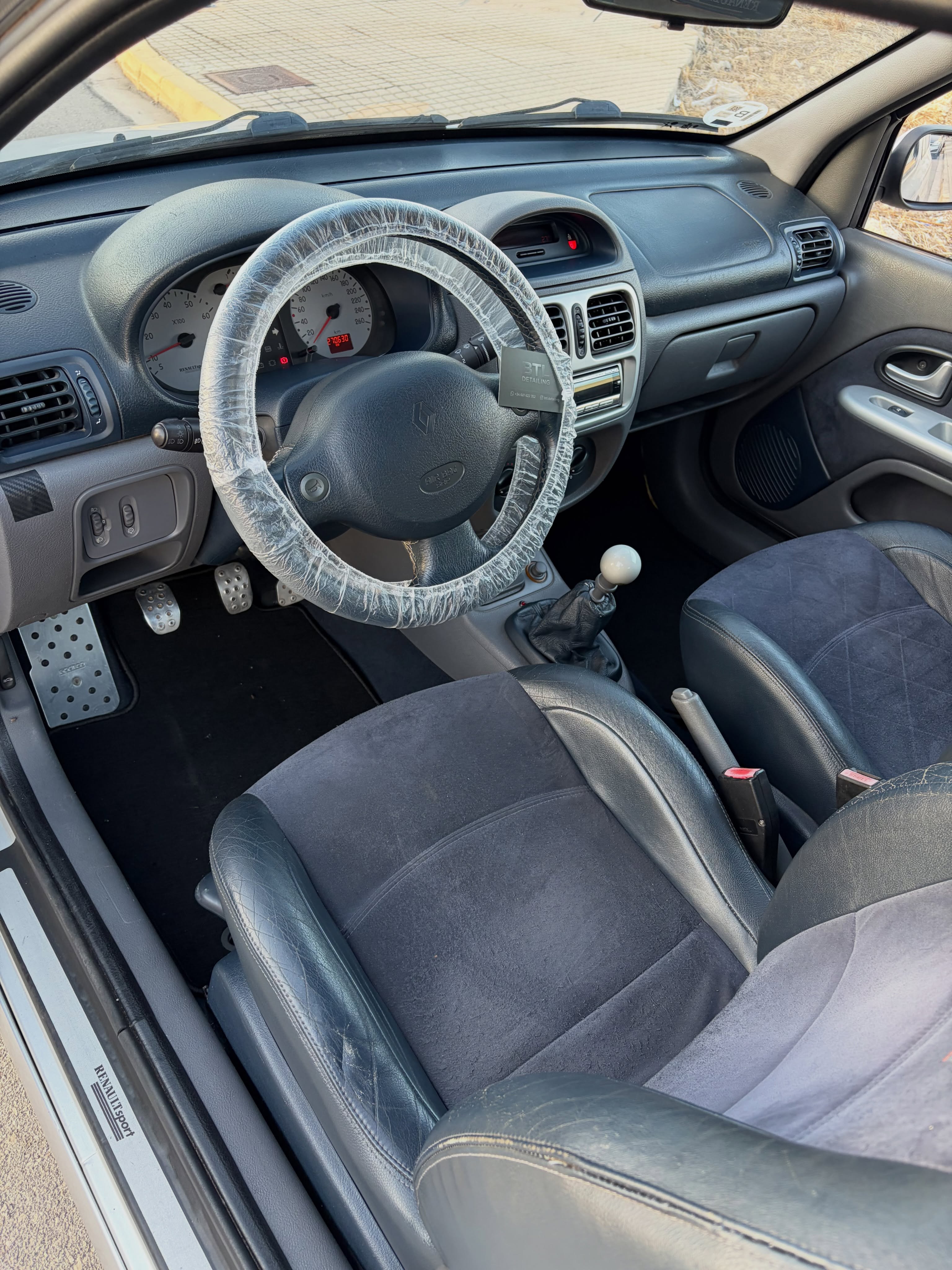 Interior de un Renault Clio Sport PH1 durante el trabajo de BTL Detailing